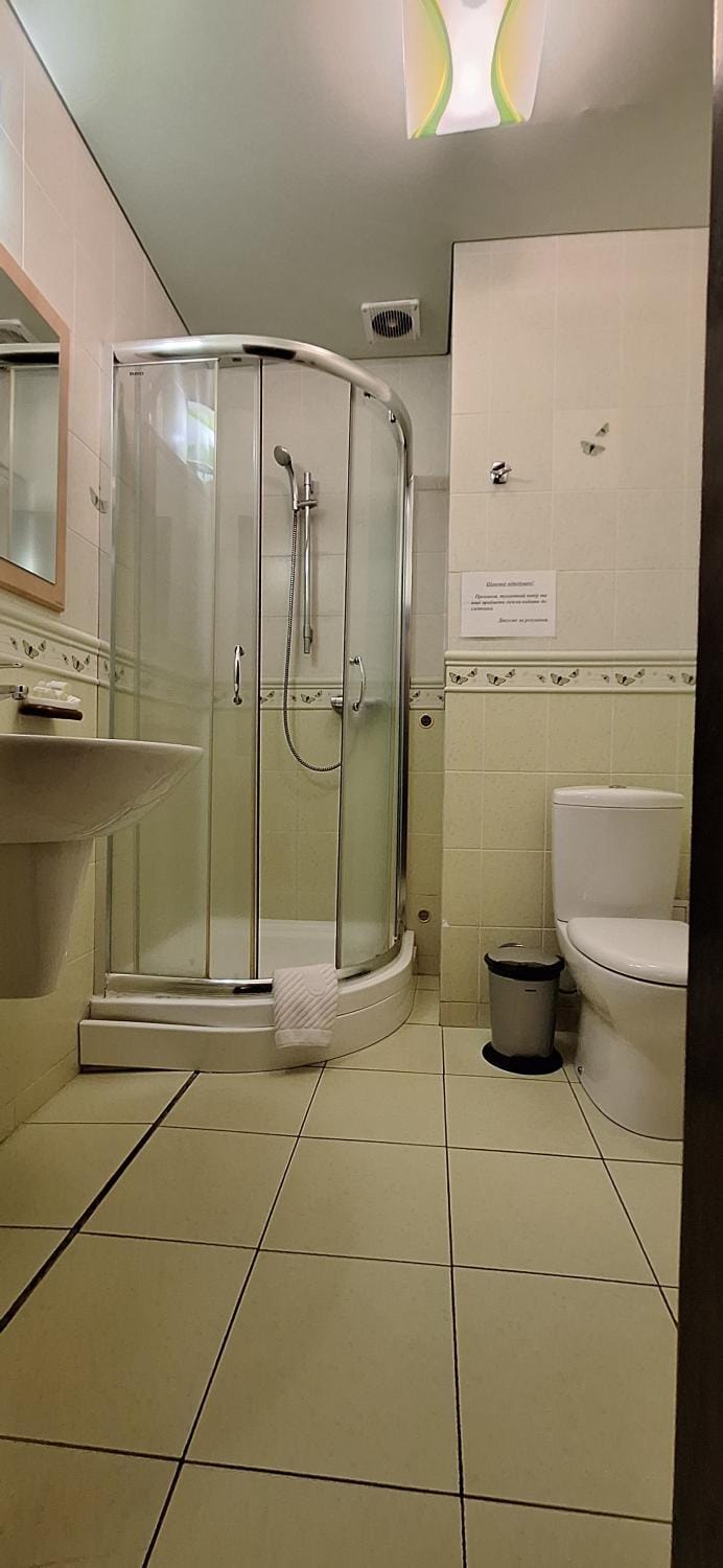 Shower, Toilet