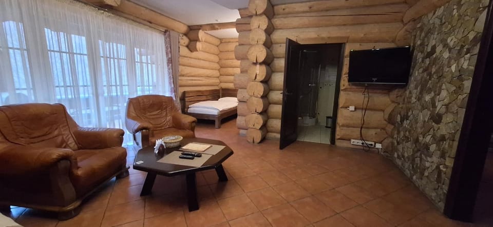 Shower, Bed, TV and multimedia, Seating area