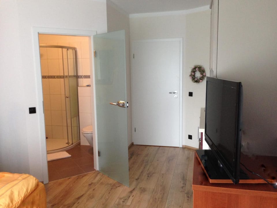 Photo of the whole room, Decorative detail