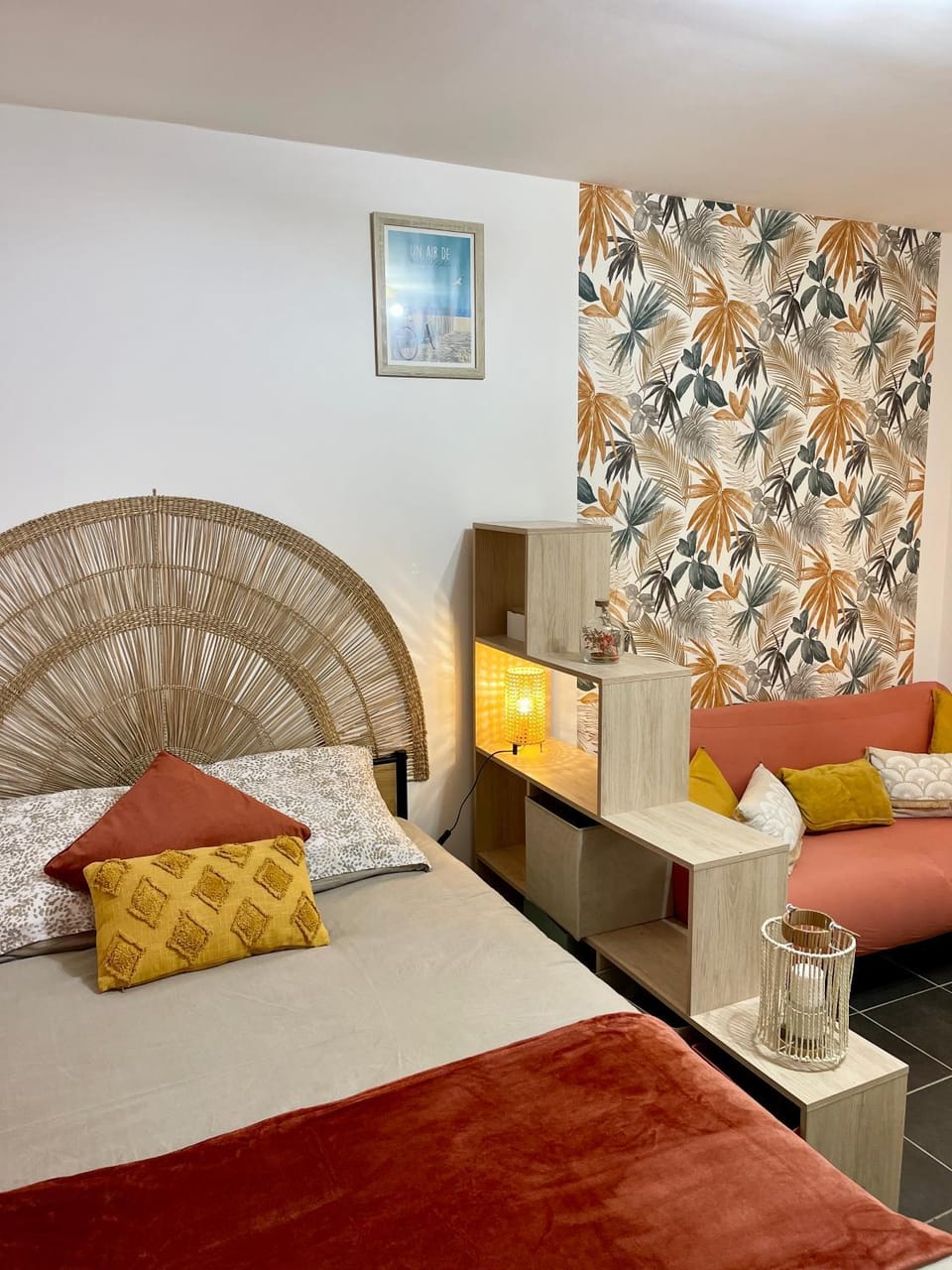 Bed, Living room, Photo of the whole room, Seating area, Bedroom