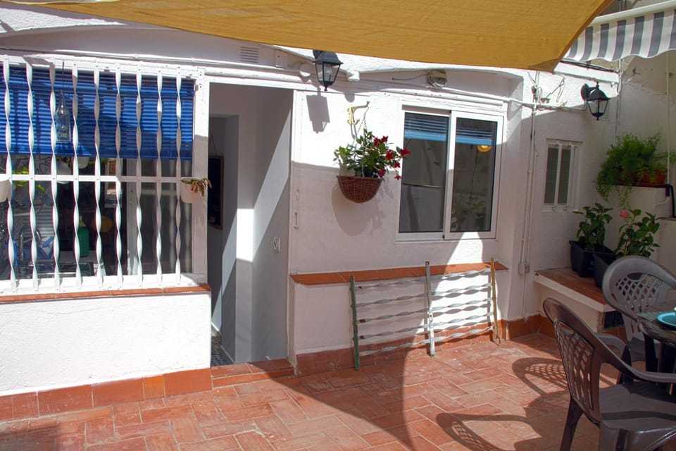 Property building, Patio, Facade/entrance, Day, Balcony/Terrace