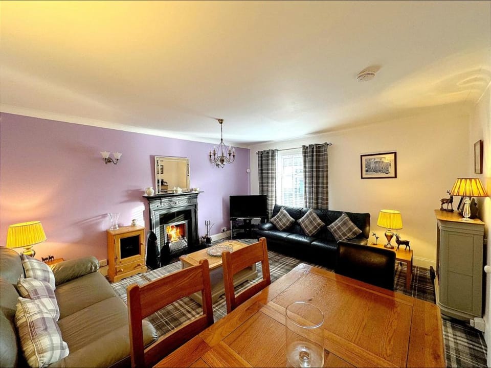 Ameliafield Cottage, Prestwick House in England