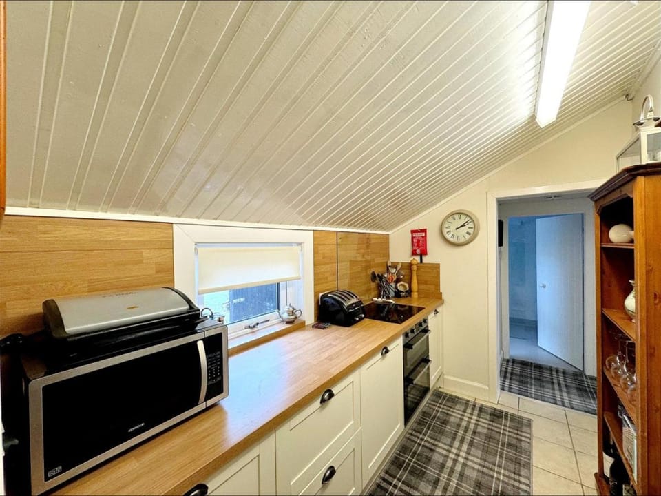 Ameliafield Cottage, Prestwick House in England