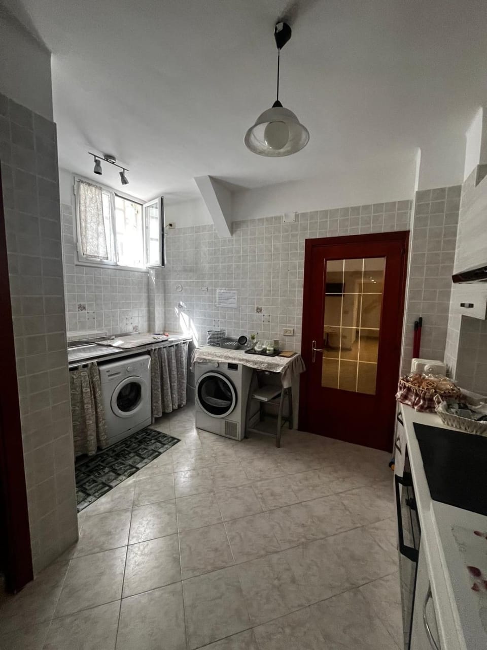 Food and drinks, stove, washing machine, kitchen