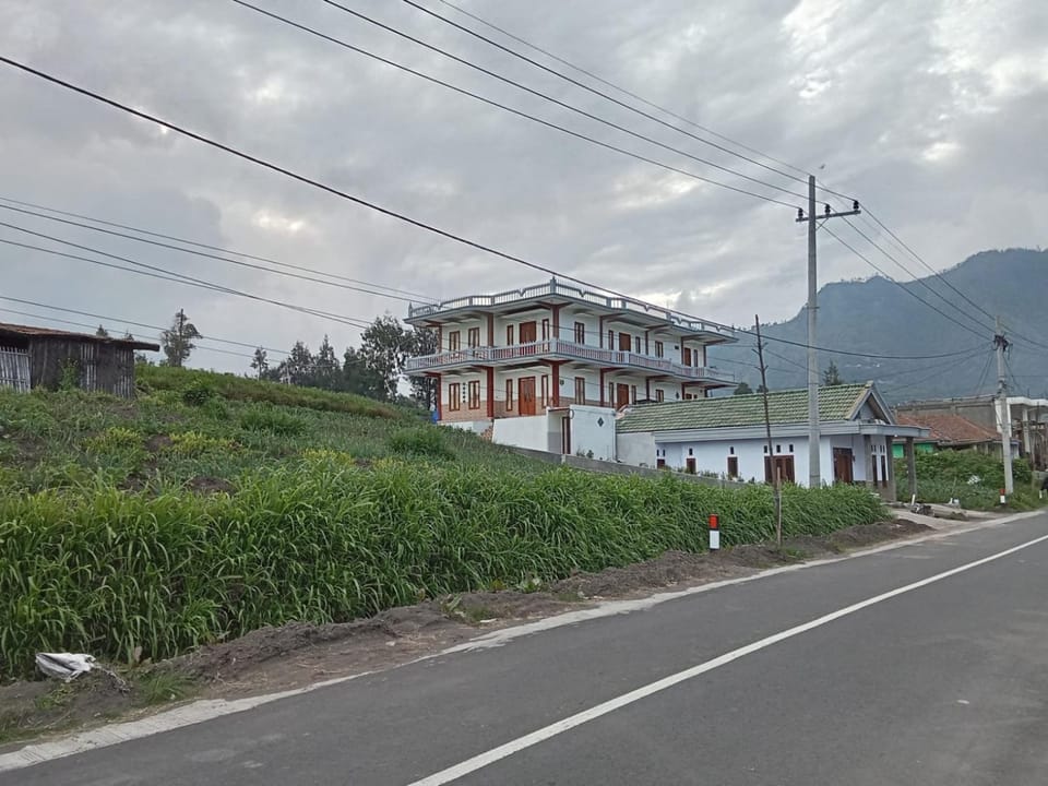 Property building, Day, Neighbourhood, Natural landscape, Garden, Garden view, Mountain view