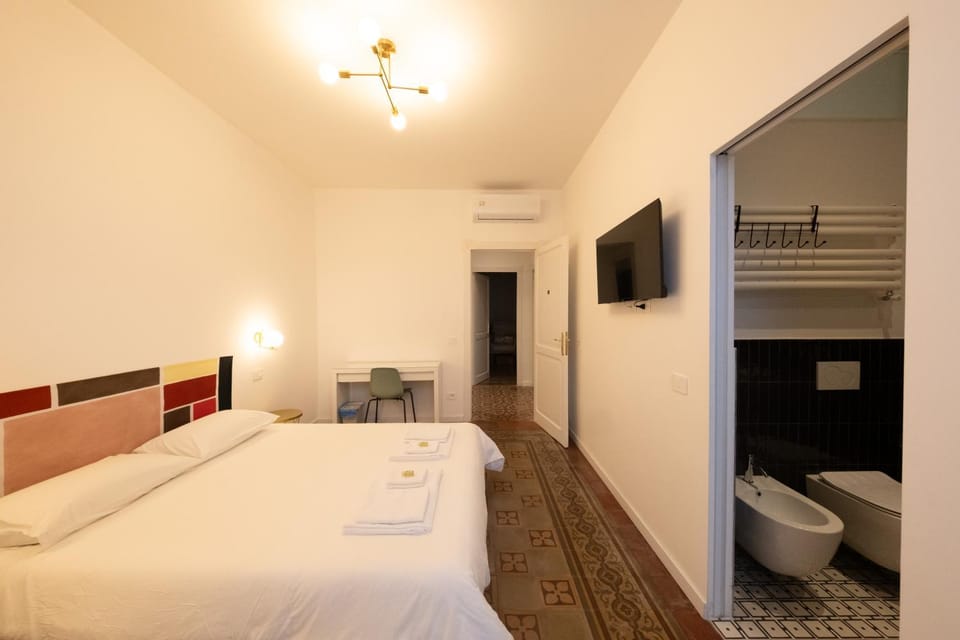 Bed, Bathroom, TV and multimedia, Photo of the whole room, Bedroom, towels, air conditioner