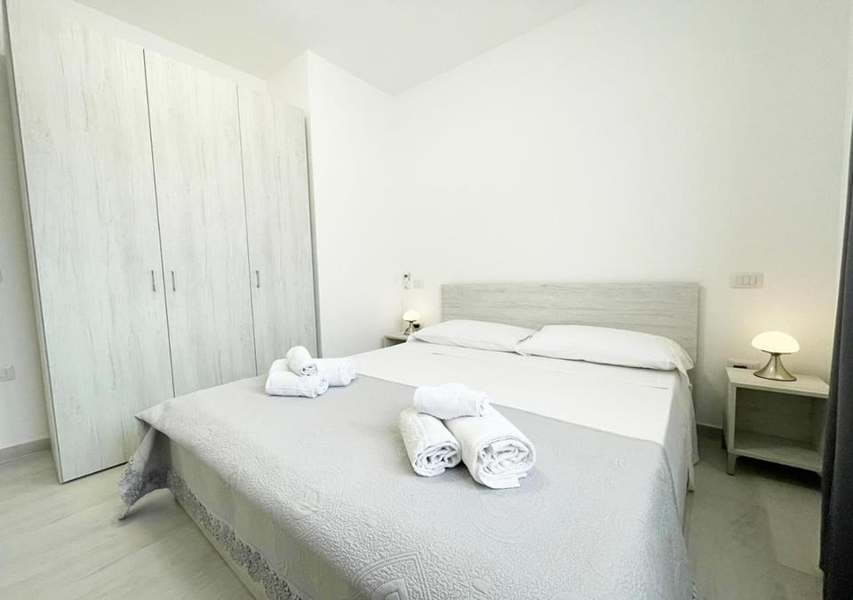Bed, Photo of the whole room, Bedroom, towels, wardrobe
