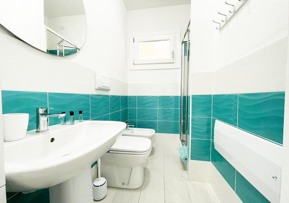Shower, Toilet, Bathroom, bidet, towels