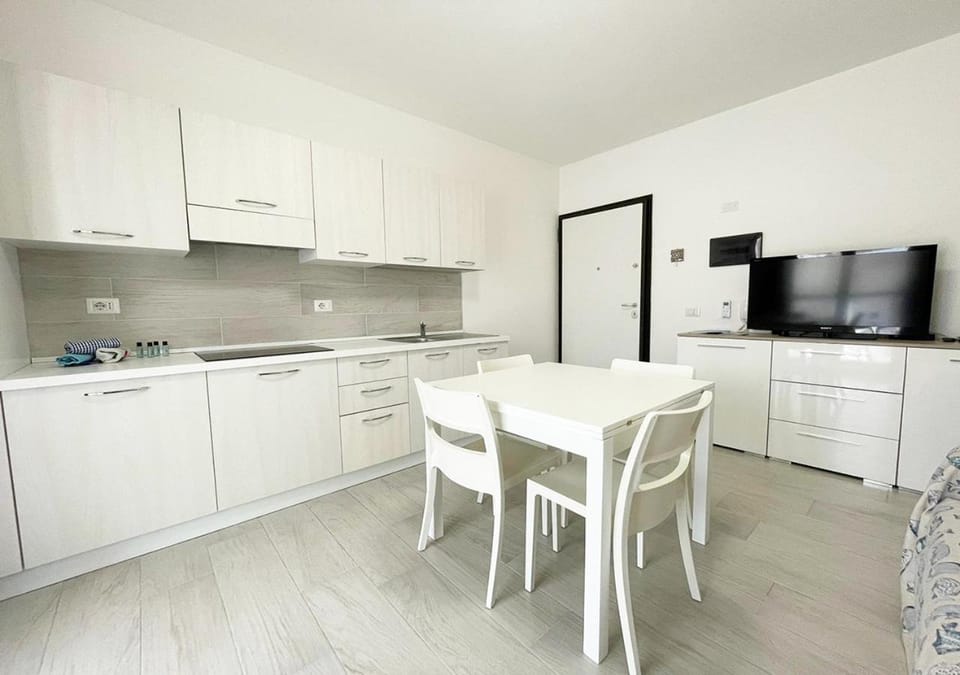 TV and multimedia, Kitchen or kitchenette, Dining area, stove