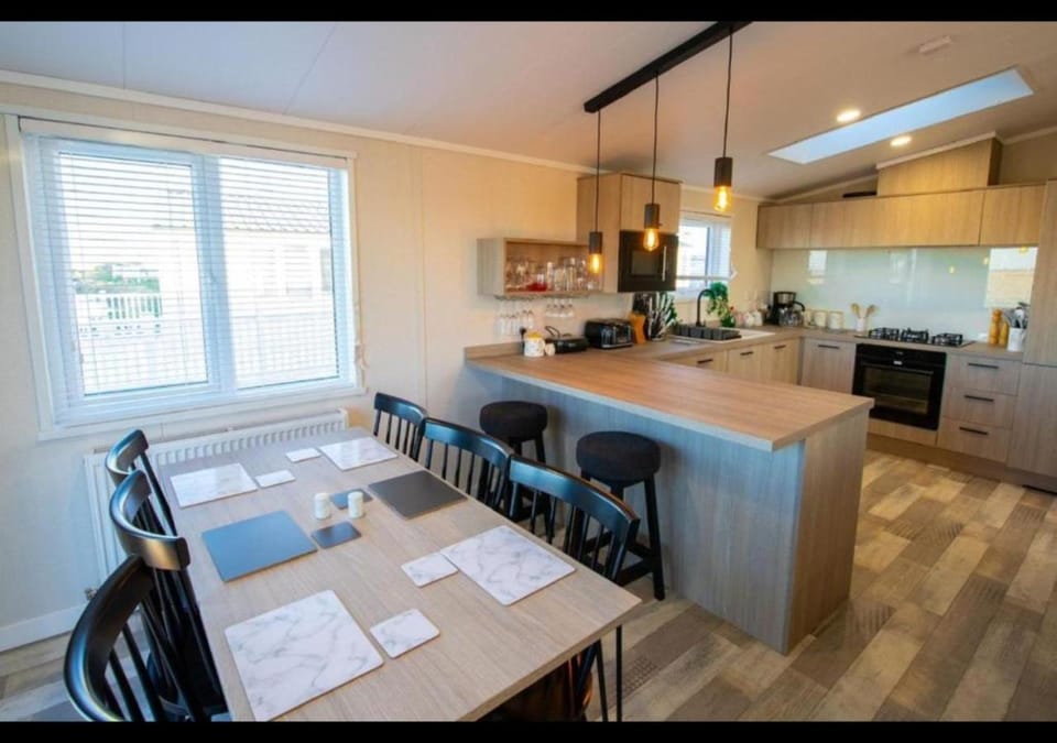 Kitchen or kitchenette, Dining area, kitchen