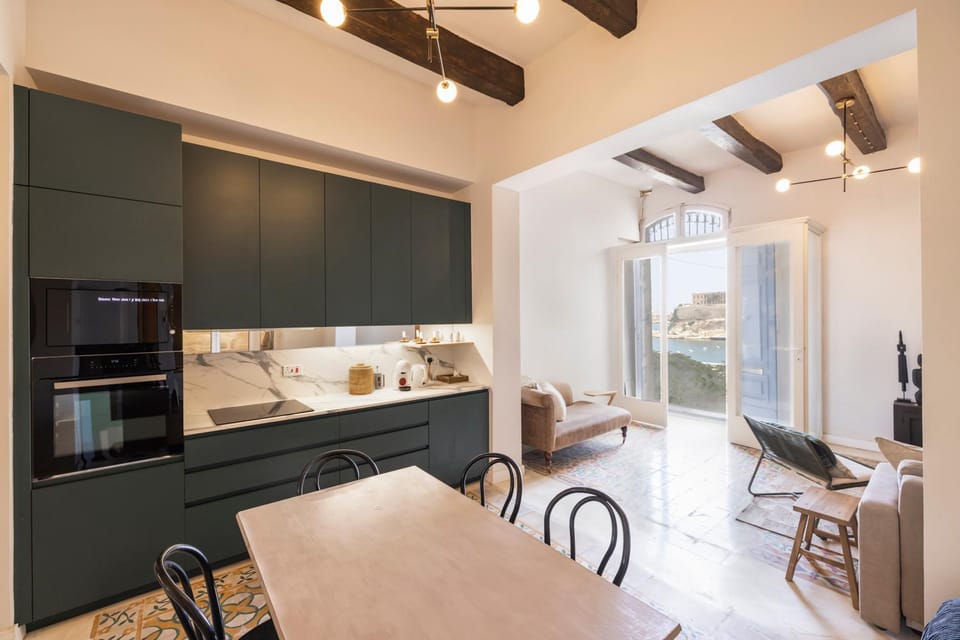 Kitchen or kitchenette, Seating area, Dining area, microwave, oven, stove