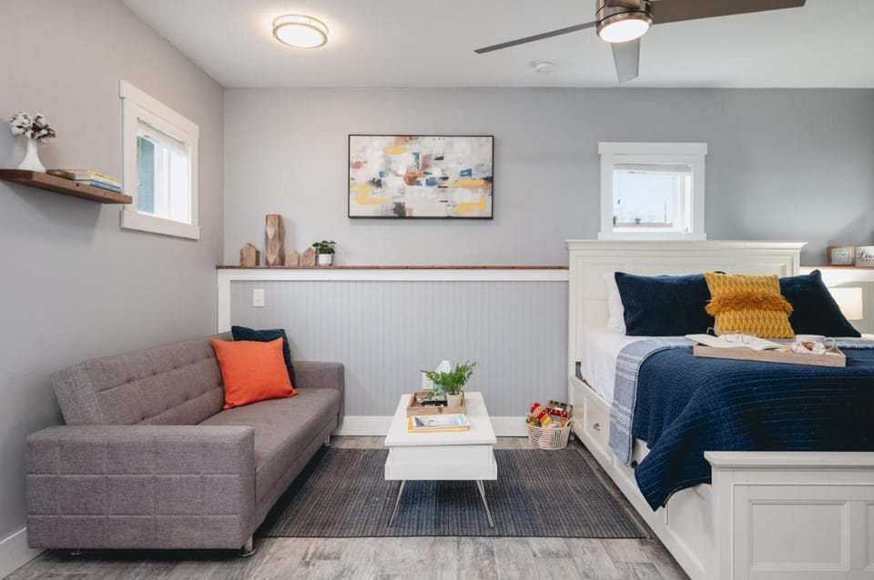 Bed, Photo of the whole room, Seating area, Bedroom, fireplace