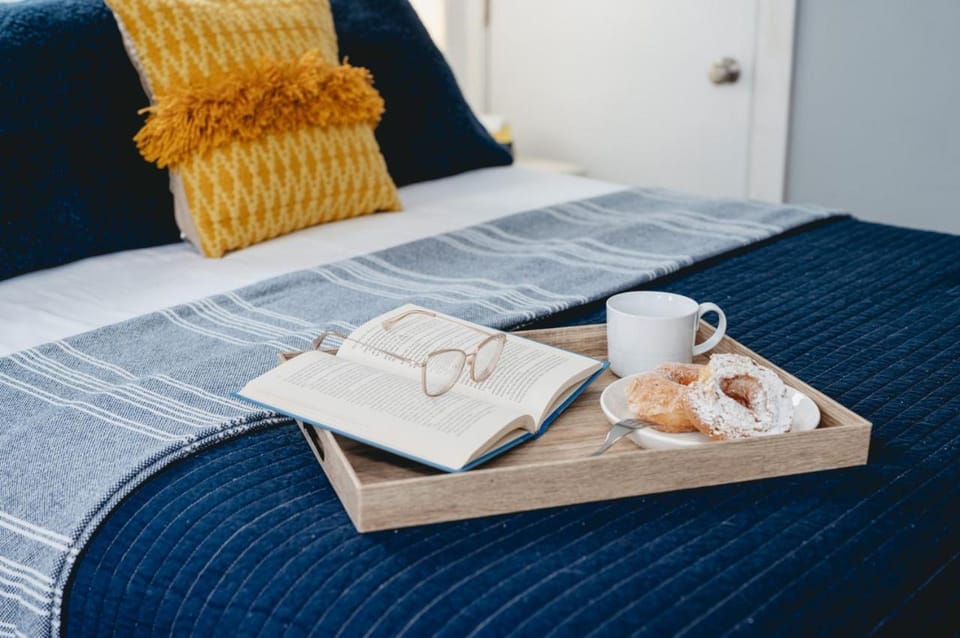 Bed, Food and drinks, Bedroom, Breakfast, Continental breakfast