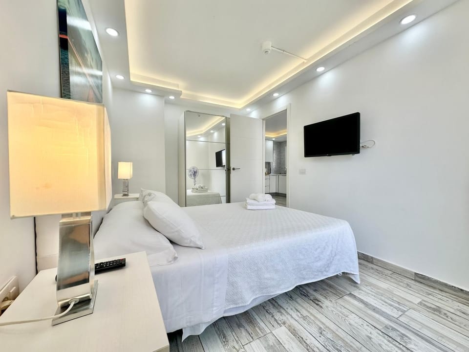 Bed, TV and multimedia, Bedroom