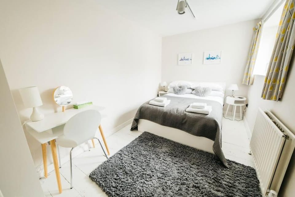 Charming & Stylish 2-Bed House - 20 min Walk to Centre House in Bath