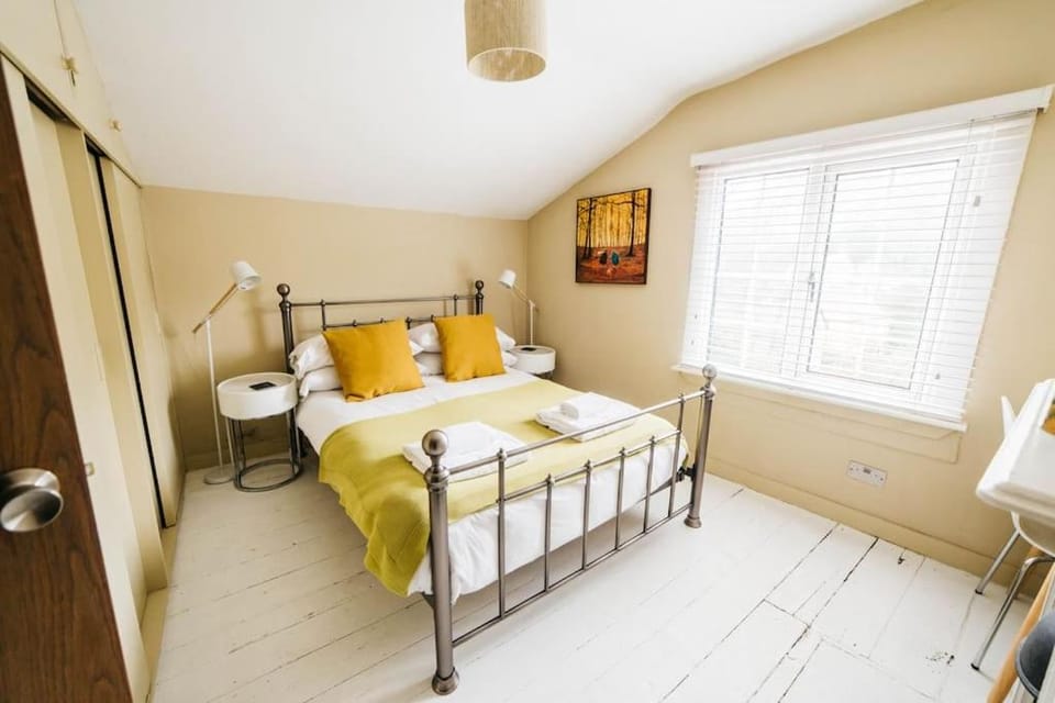 Charming & Stylish 2-Bed House - 20 min Walk to Centre House in Bath