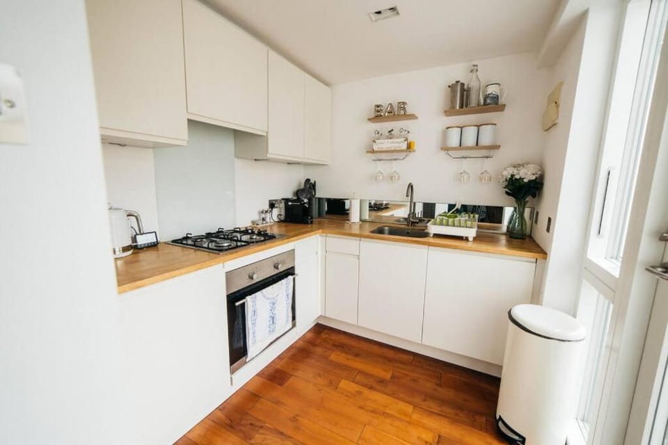 Charming & Stylish 2-Bed House - 20 min Walk to Centre House in Bath