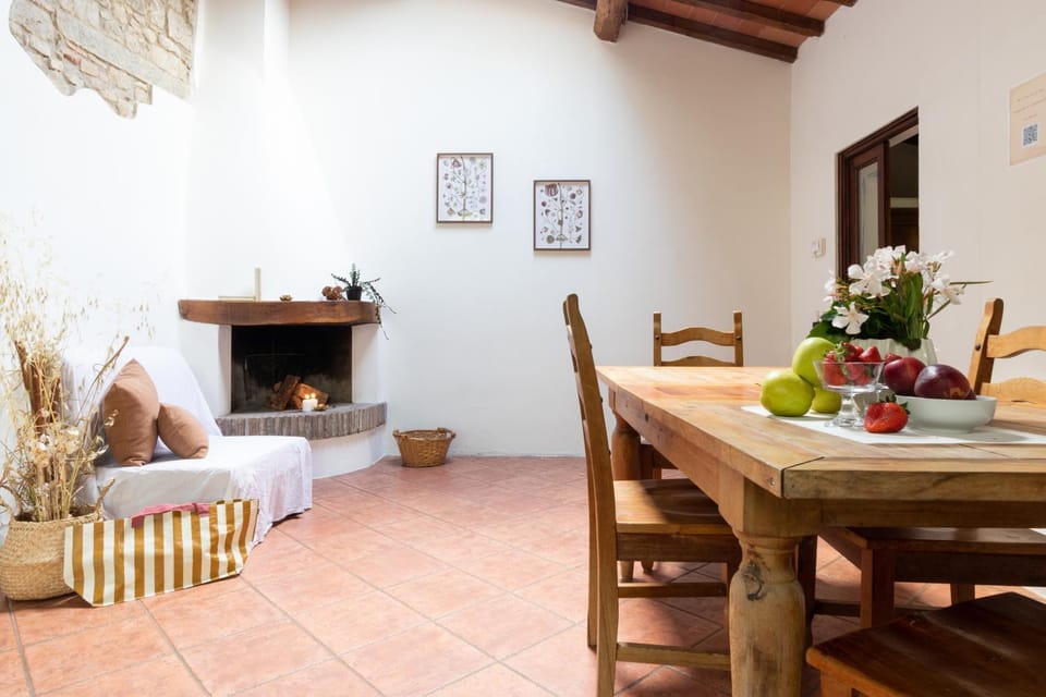 Dining area, fireplace