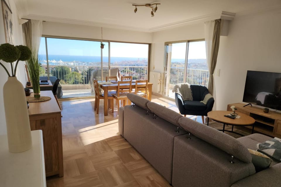 View (from property/room), Balcony/Terrace, Living room, Seating area, Dining area, Mountain view