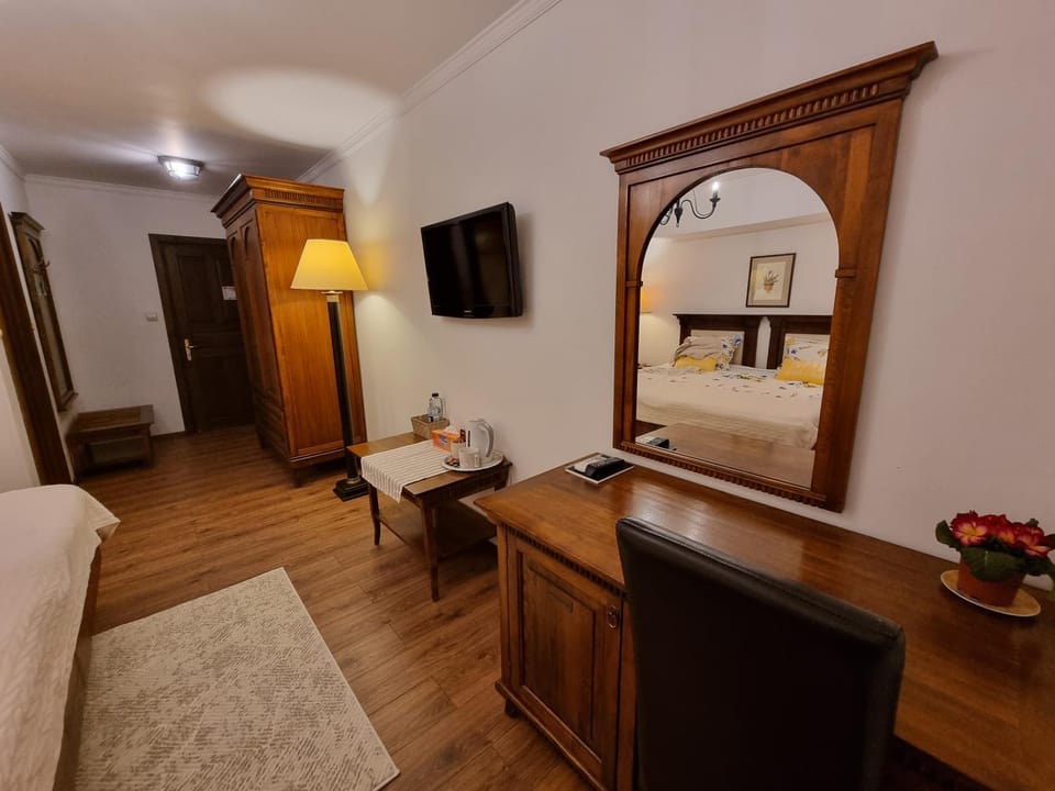 TV and multimedia, Living room, Seating area, wardrobe