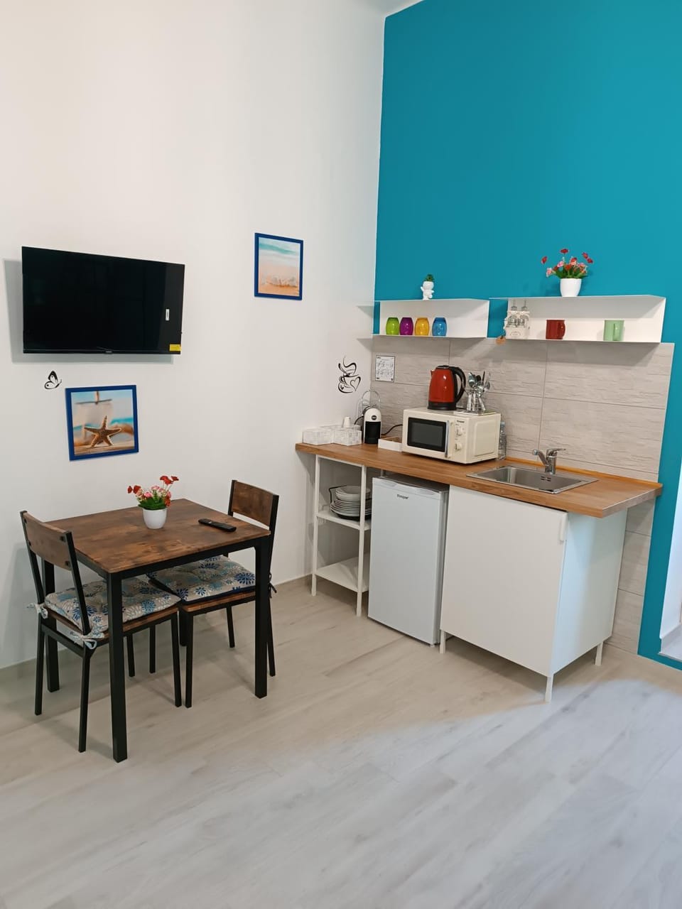 TV and multimedia, Coffee/tea facilities, Kitchen or kitchenette, Dining area, minibar