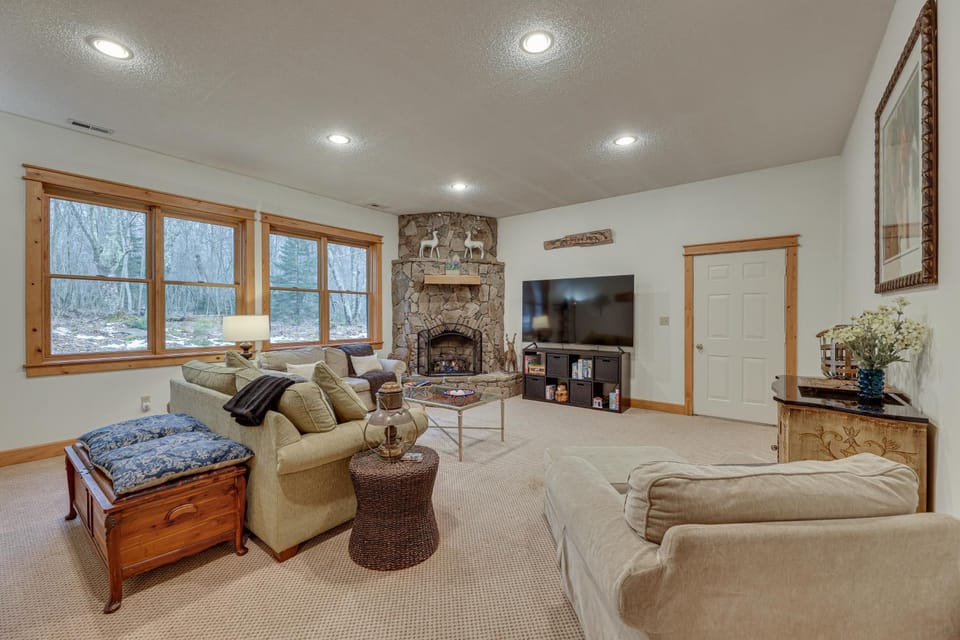 Cabin w/ Hot Tub and WiFi: 4 Mi to Snowshoe Resort Cabin in Shenandoah Valley