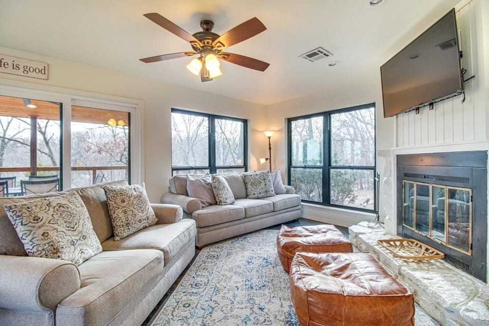 Deck and Kayaks Grand Lake of the Cherokees Home House in Ozark Mountains