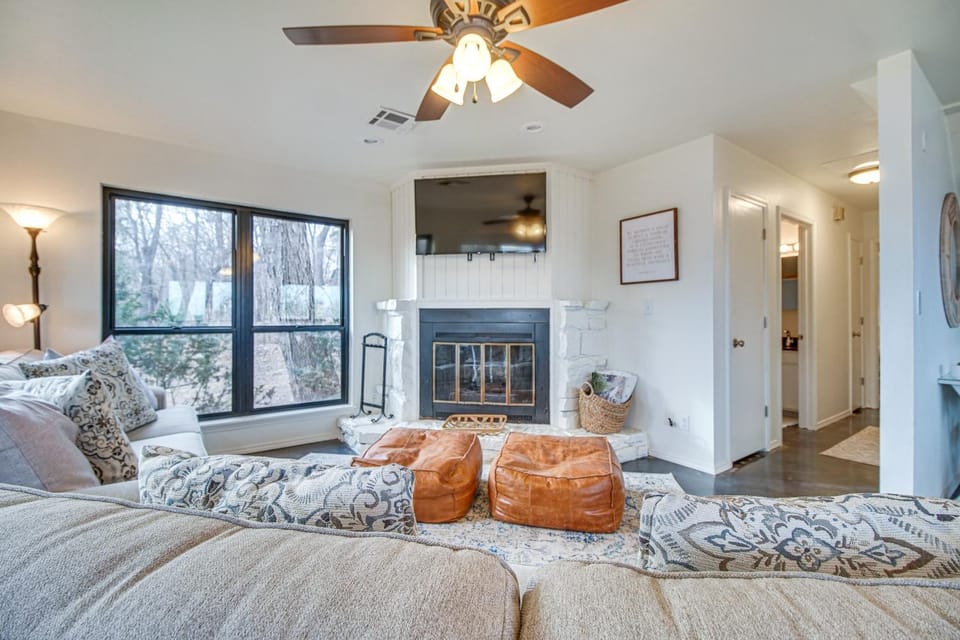 Deck and Kayaks Grand Lake of the Cherokees Home House in Ozark Mountains