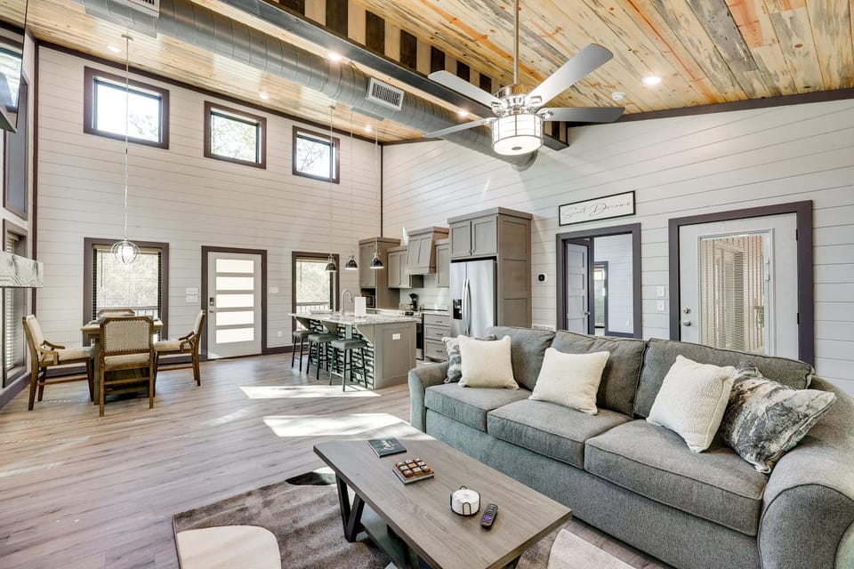 Near New Casino: Broken Bow Cabin w/ Hot Tub Cabin in Broken Bow