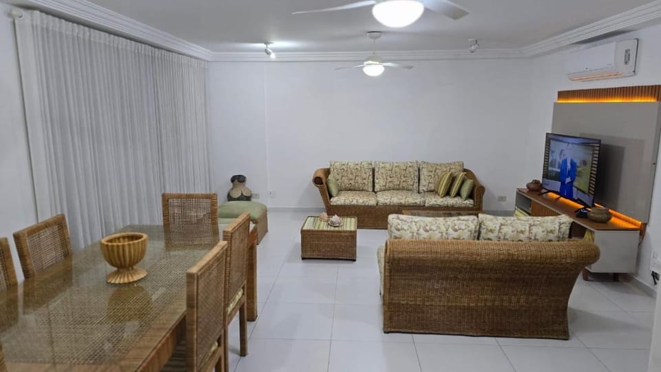 Apartamento pé na areia Guarujá 3 quartos 3 banheiros sala cozinha equipada Apartment in State of São Paulo