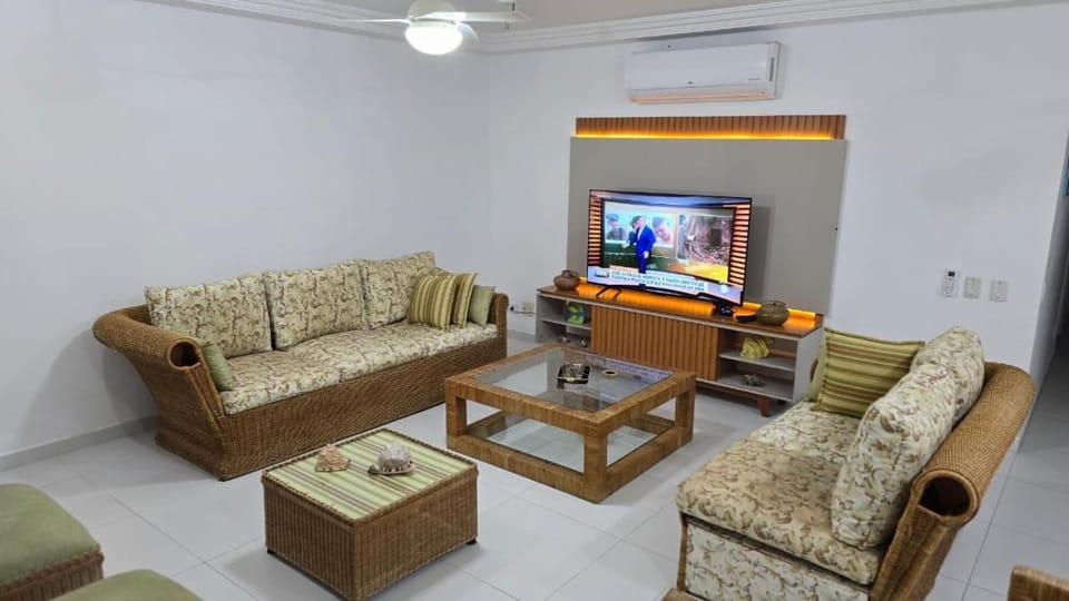 Apartamento pé na areia Guarujá 3 quartos 3 banheiros sala cozinha equipada Apartment in State of São Paulo