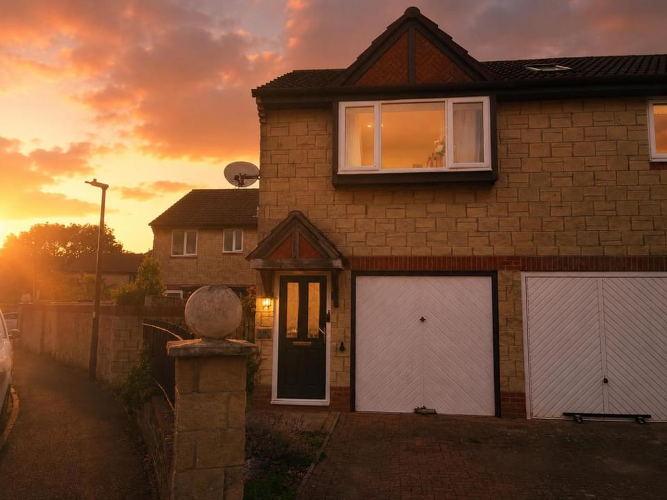 Family Friendly Coach House - Parking - Sleeps 4 House in Weston-super-Mare