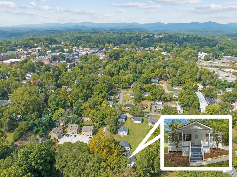 Property building, Nearby landmark, Neighbourhood, Natural landscape, Bird's eye view, City view, Mountain view, Street view