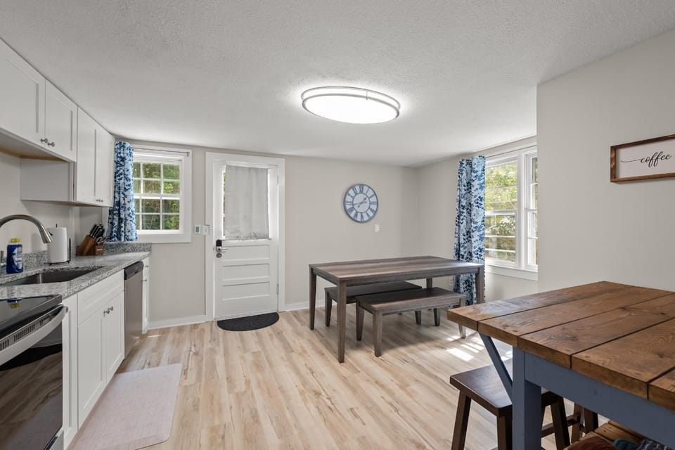 Kitchen or kitchenette, Dining area, minibar, pet friendly, stove