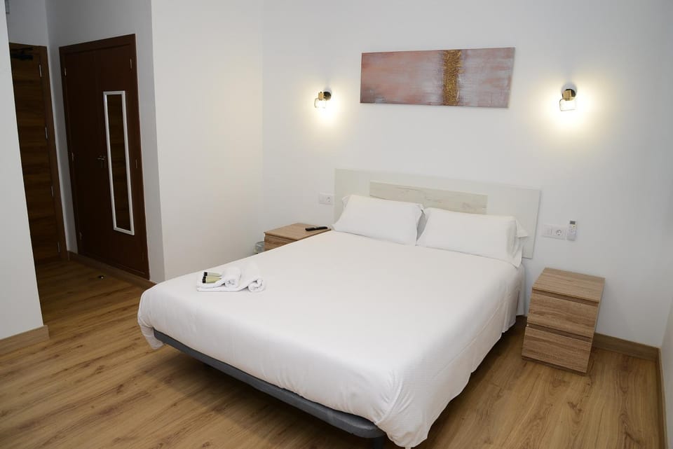 Bed, Photo of the whole room, Bedroom, Breakfast, towels