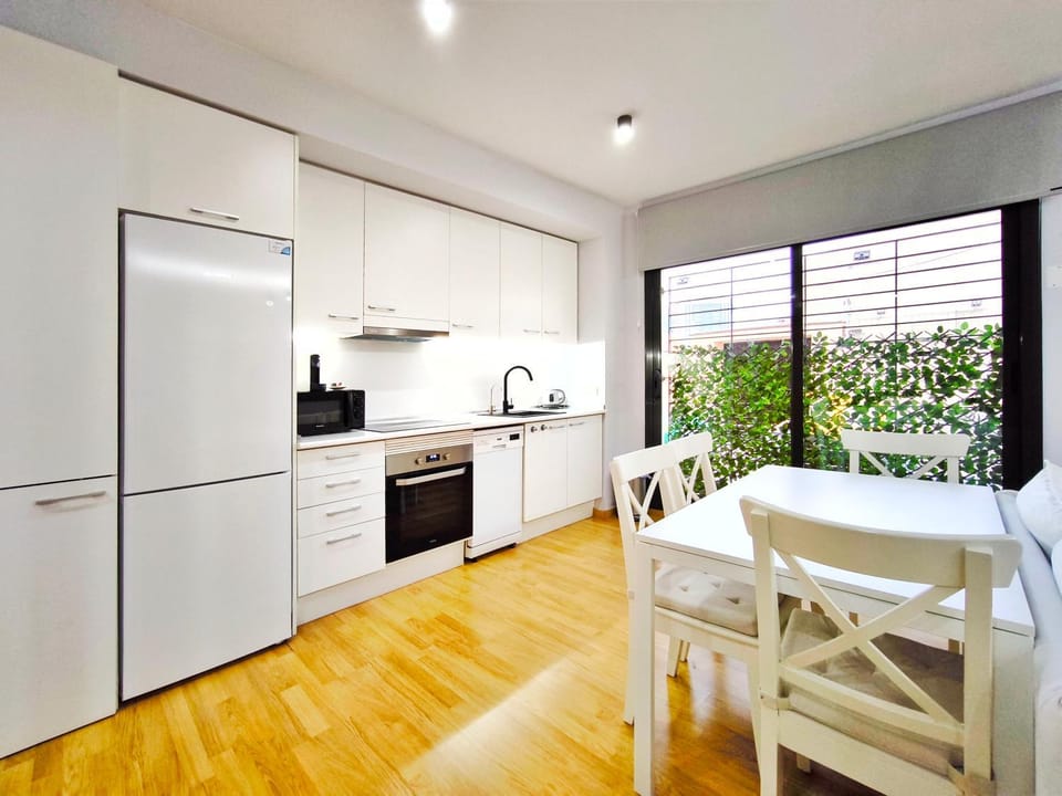Kitchen or kitchenette, Dining area, oven