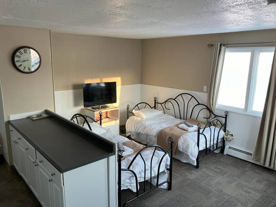 Bed, TV and multimedia, Photo of the whole room