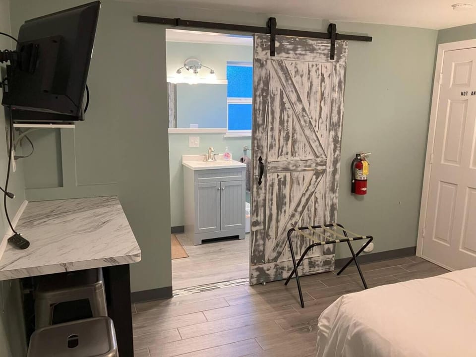 TV and multimedia, Photo of the whole room, Bedroom
