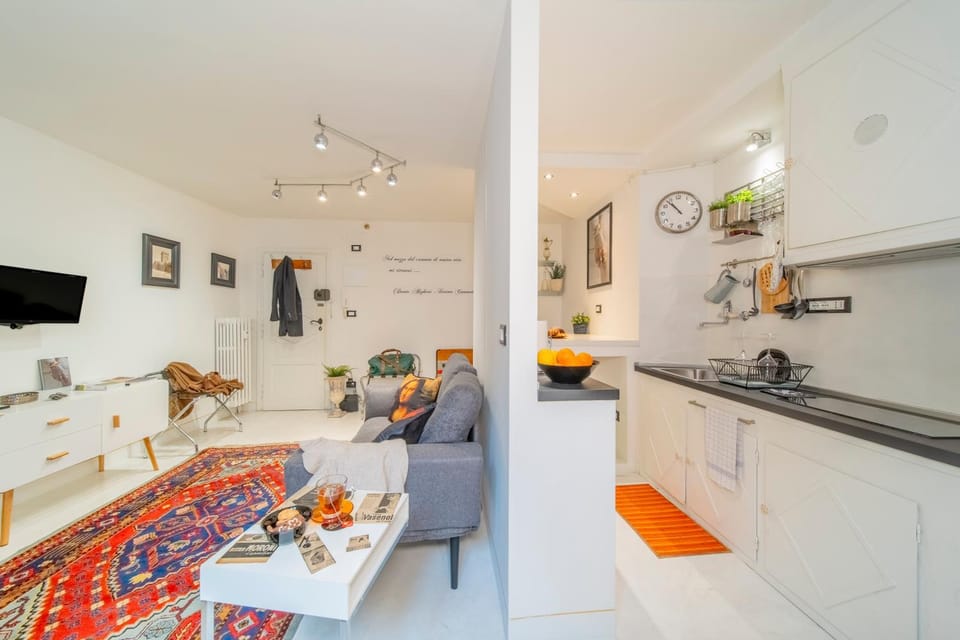TV and multimedia, Kitchen or kitchenette, Living room, Seating area, Dining area, stove