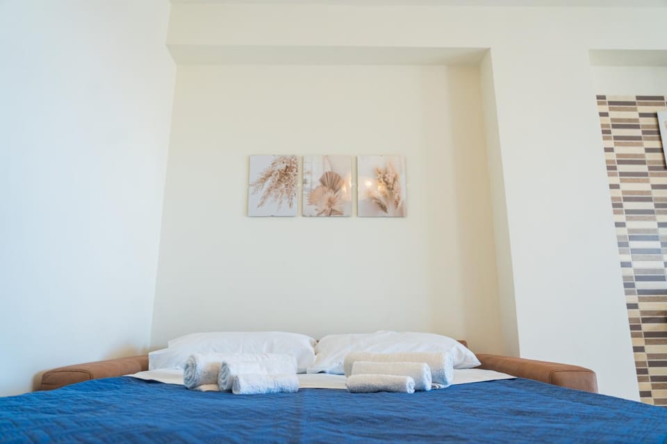 Bed, towels