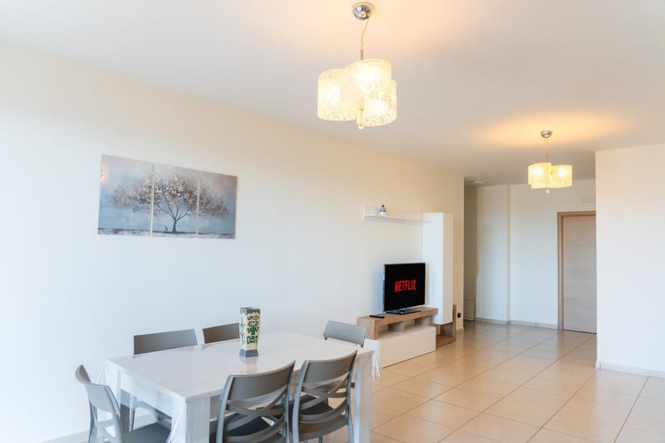 Communal lounge/ TV room, TV and multimedia, Living room, Seating area, Dining area, Evening entertainment