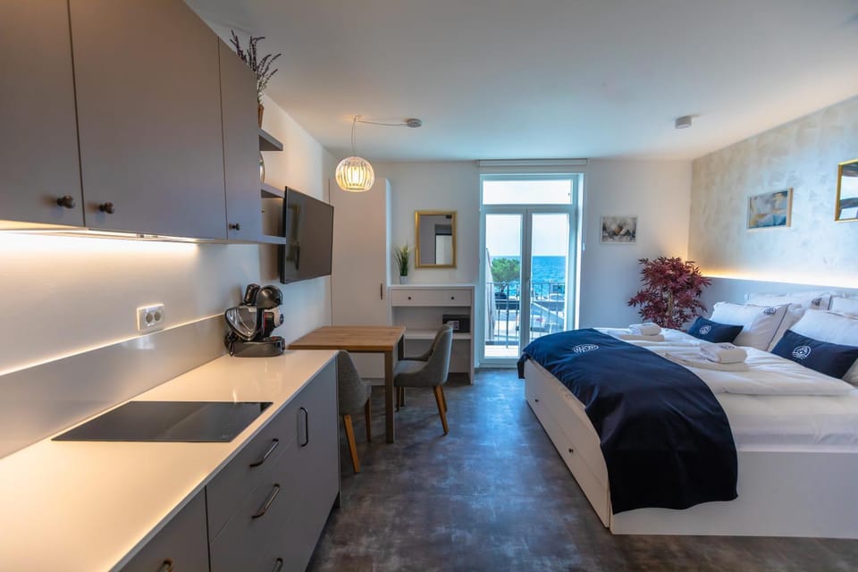 Bed, TV and multimedia, Kitchen or kitchenette, Living room, Sea view, kitchen