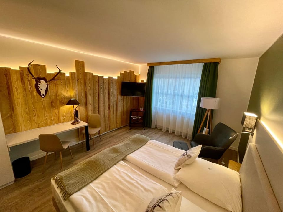 Bed, Photo of the whole room, Seating area