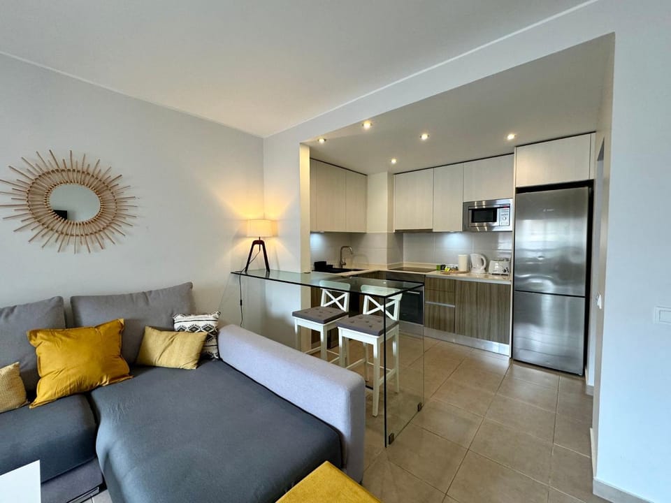 Kitchen or kitchenette, Seating area, oven, stove