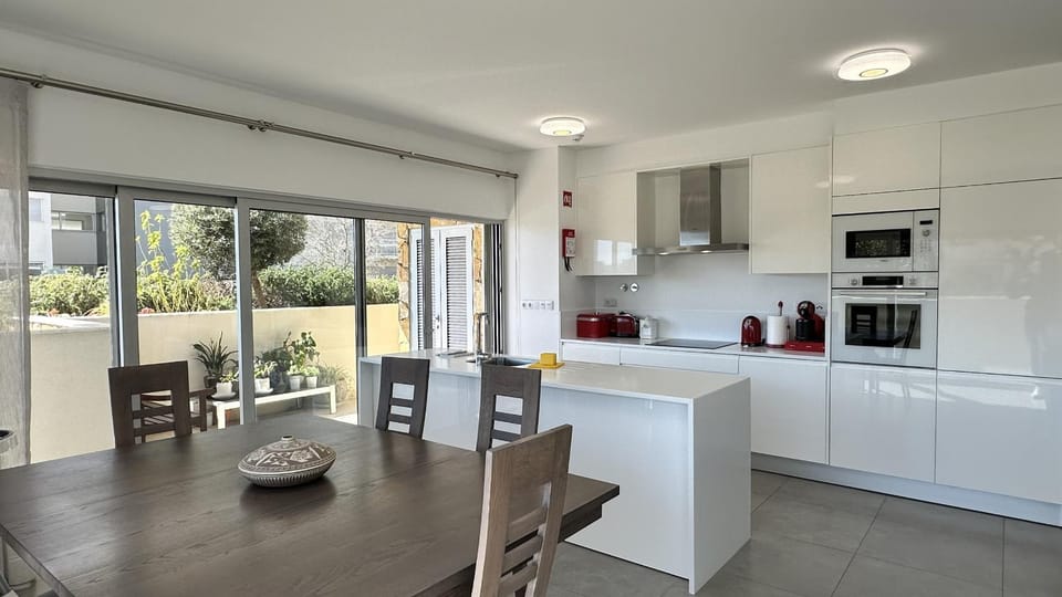 Kitchen or kitchenette, Dining area, minibar, pet friendly, stove, toaster