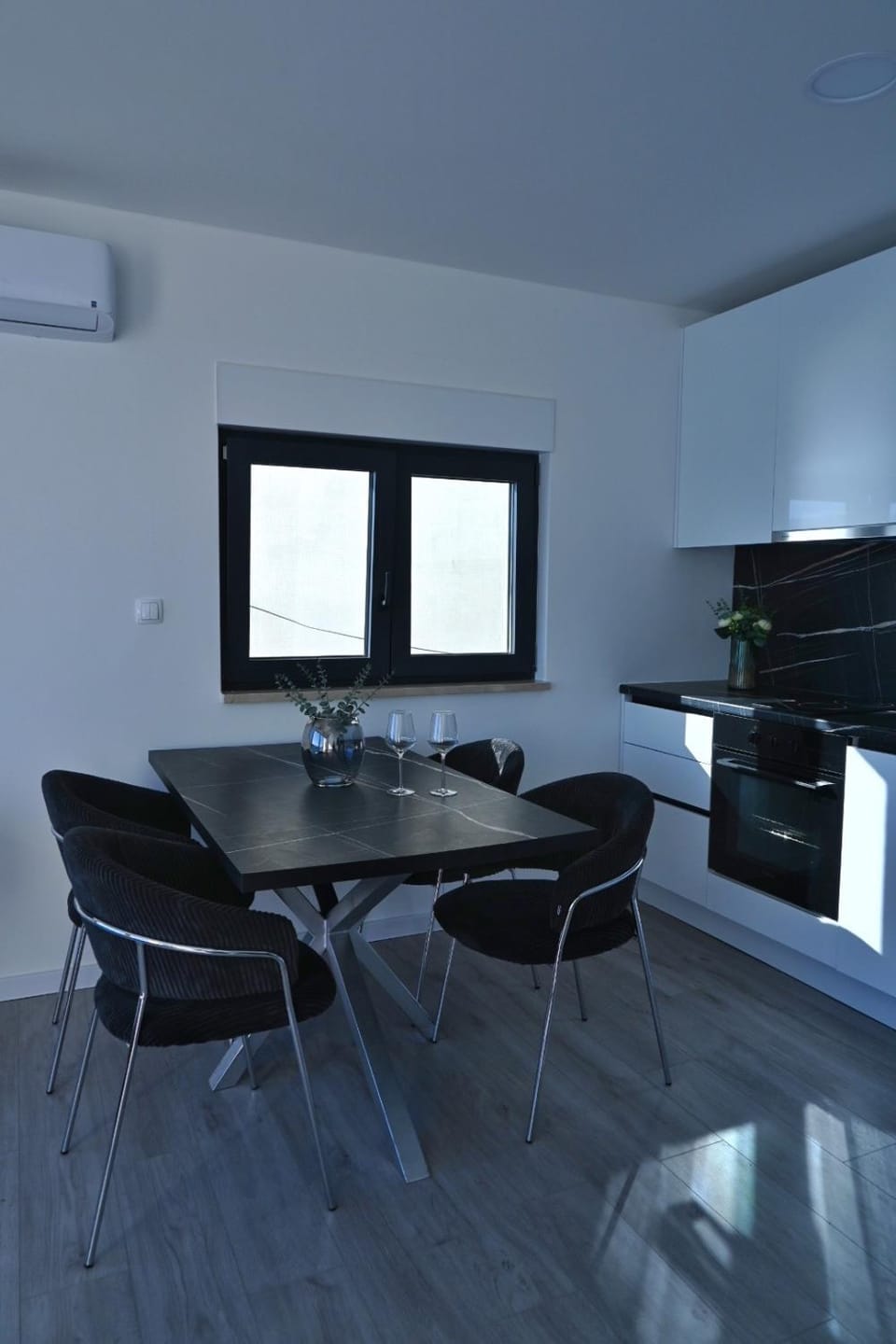 Kitchen or kitchenette, Seating area, Dining area, air conditioner