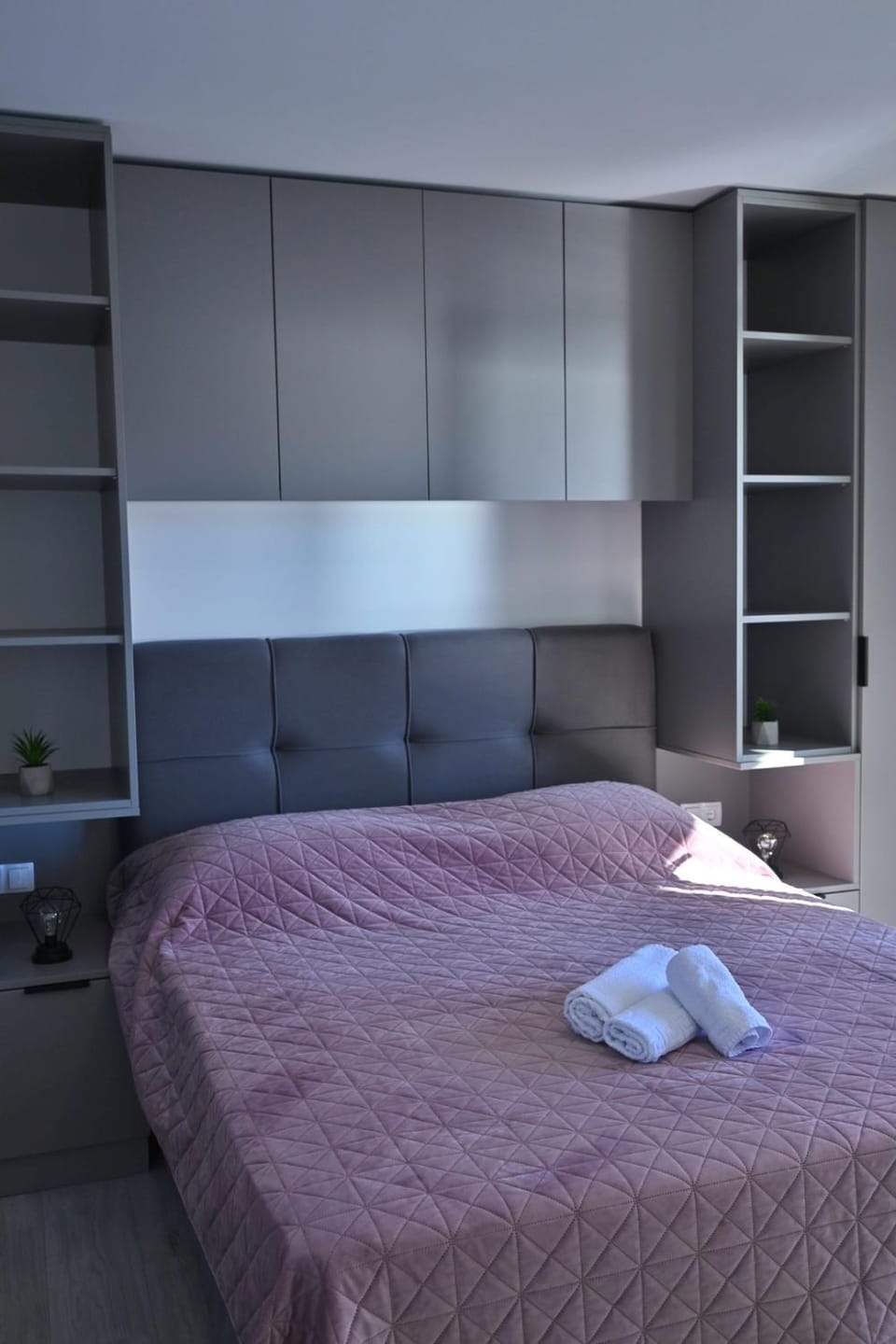 Bed, Bedroom, towels