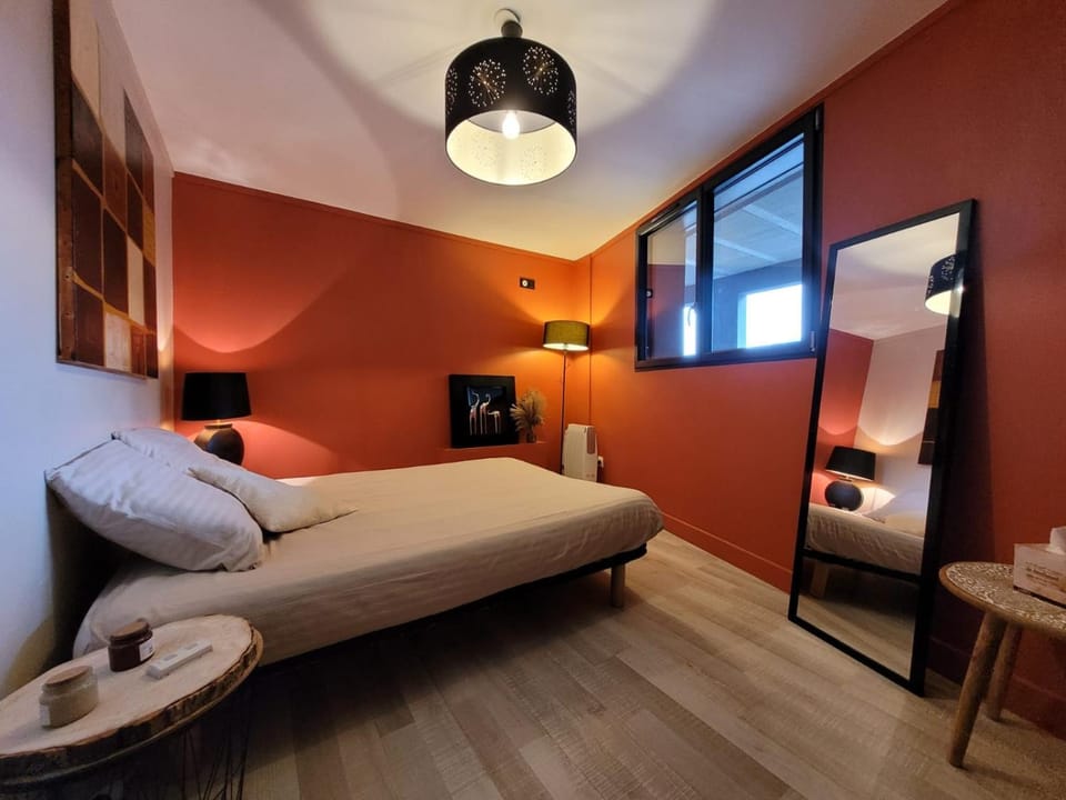 Bed, Photo of the whole room, Bedroom