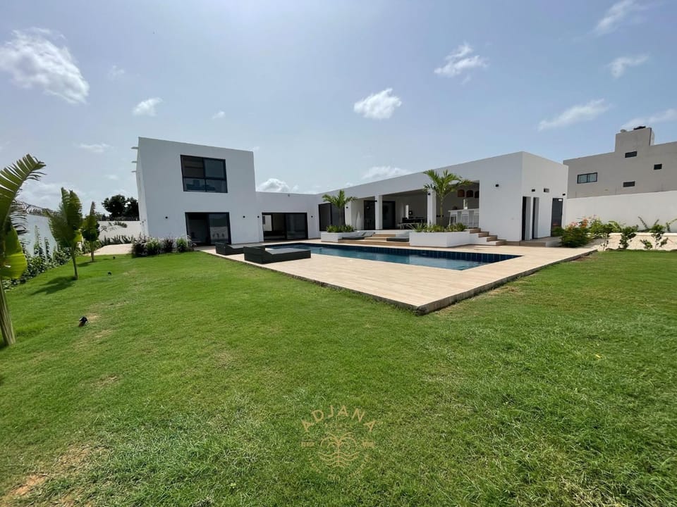 Property building, Garden view, Pool view, Swimming pool, babysiter, concierge, sunbed