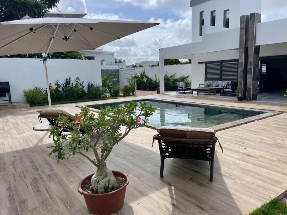 Property building, Garden, Pool view, Swimming pool, sunbed, towels